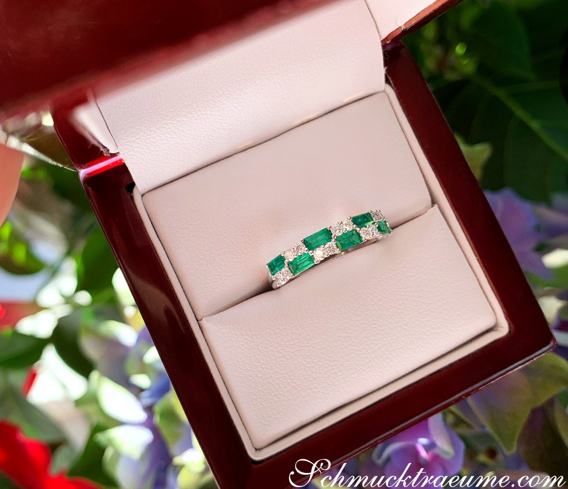 Exquisiter Bandring mit Smaragden und Brillanten in Weißgold 750, Detailaufnahme.