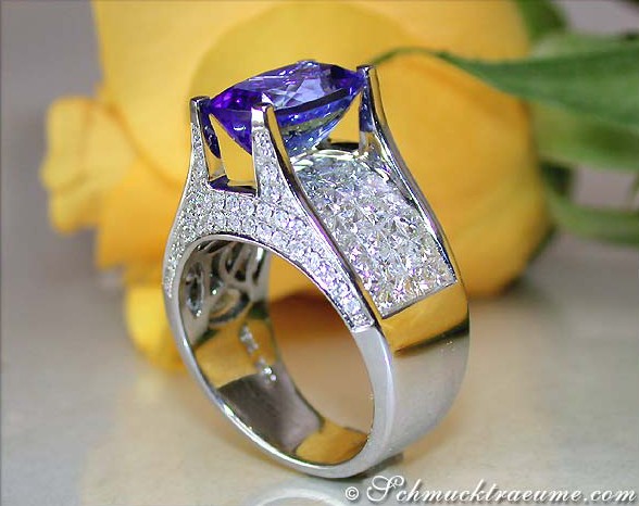 Weißgoldring mit Tansanit und Brillanten, Detailaufnahme, handgefertigt