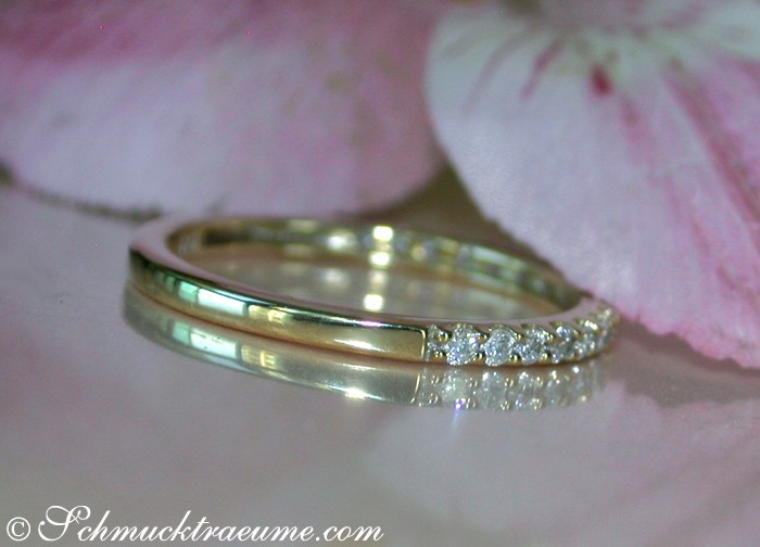 Goldener Halb-Memory-Ring mit Diamanten, Detailaufnahme, zarte Verzierungen