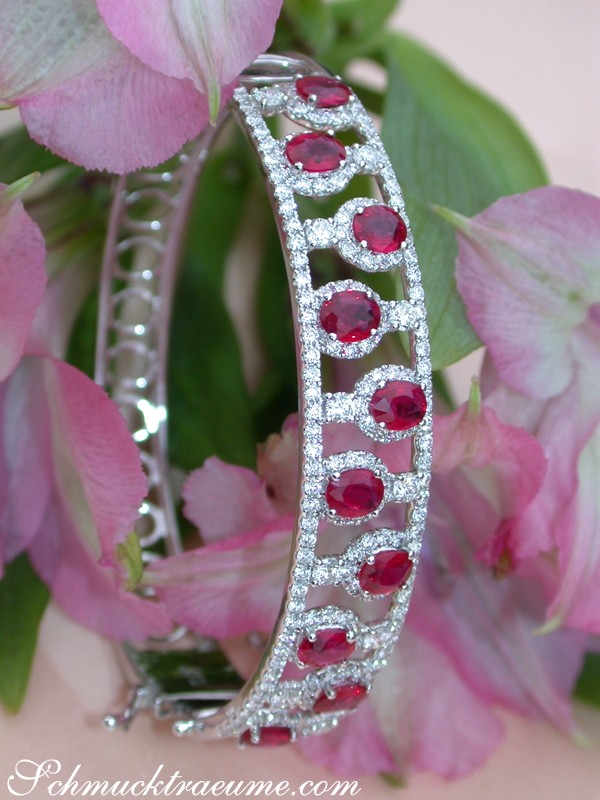 Weißgold-750-Armreif mit Rubinen und Brillanten