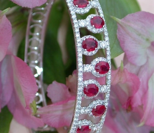 Weißgold-750-Armreif mit Rubinen und Brillanten