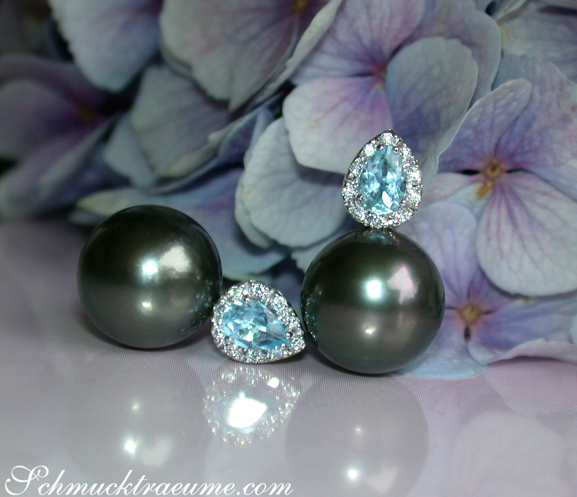 Tahitiperlen-Ohrstecker mit Aquamarin und Diamanten auf Blumenhintergrund