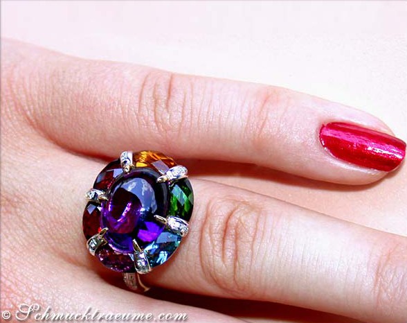 Multicolor Edelstein-Ring mit Amethyst und Citrin auf Nagel mit rotem Nagellack