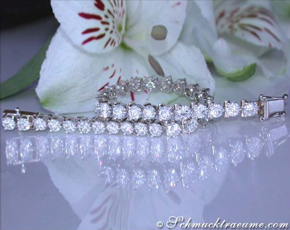 Weißgoldiges Diamanten-Tennisarmband mit 9,31 ct., Detailaufnahme, auf Blüte abgestellt