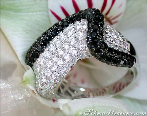 Wellendesigner Ring mit schwarzen und weißen Diamanten auf Blüte