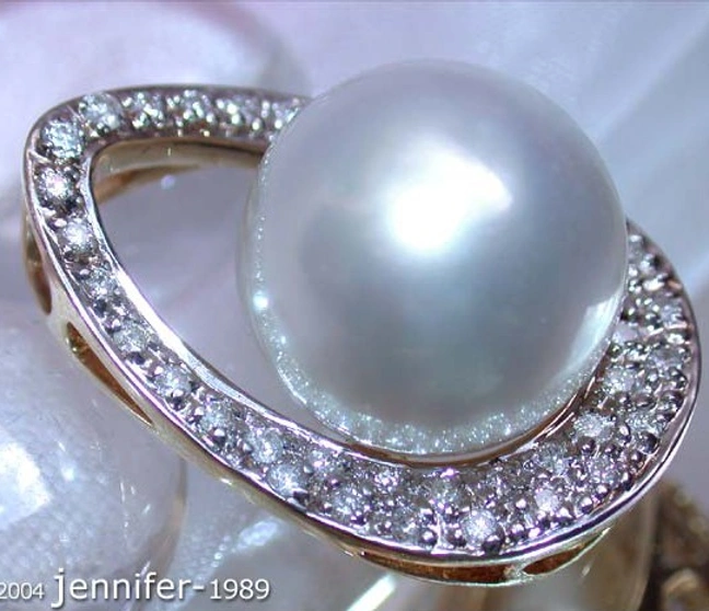 Luxus-Südseeperlenanhänger mit Brillanten im Mikimoto-Design, detailreiches Goldband, elegant. Luxus-Südseeperlenanhänger mit Brillanten im Mikimoto-Design, detailreiches Goldband, elegant.