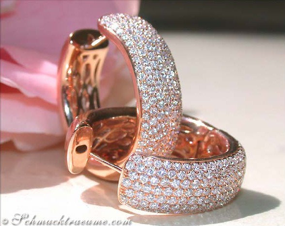 Detailansicht der roségoldenen Creolen mit 1.400 Karat TW VS Diamanten