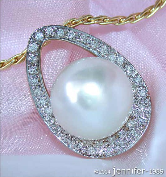 Goldener Anhänger mit Süßwasserperle und Diamanten, Detailaufnahme