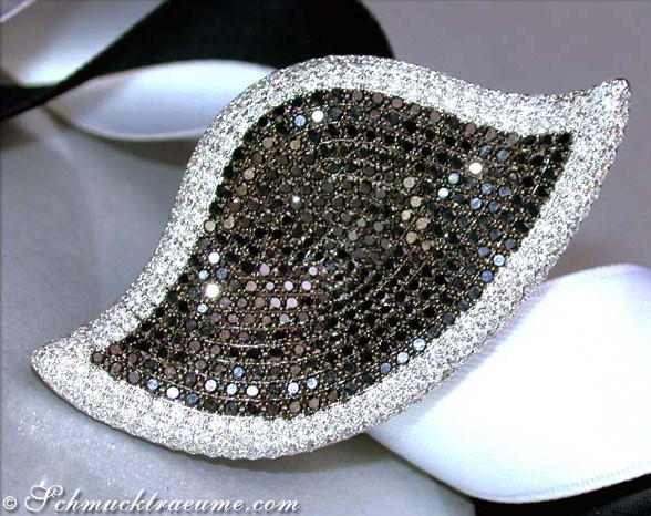 Blattförmiger Ring mit schwarzen Diamanten und Glanzspiegelung