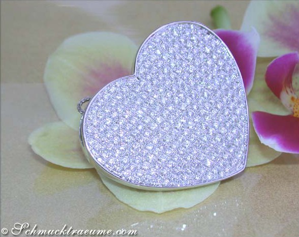 Herzformiges Brillanten-Collier mit feinen Diamanten, makellose Verarbeitung, Detailaufnahme.