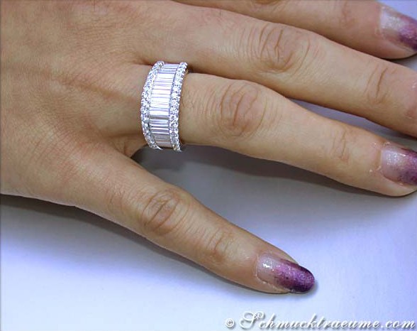 Silberner Brillant-Ring mit Baguette-Diamanten auf Hand