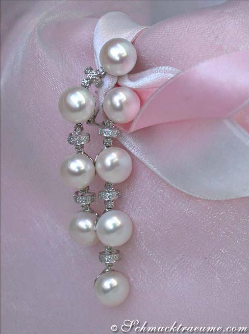 Detail der weißen Süßwasserperlen-Ohrhänger mit Diamanten in Weißgold