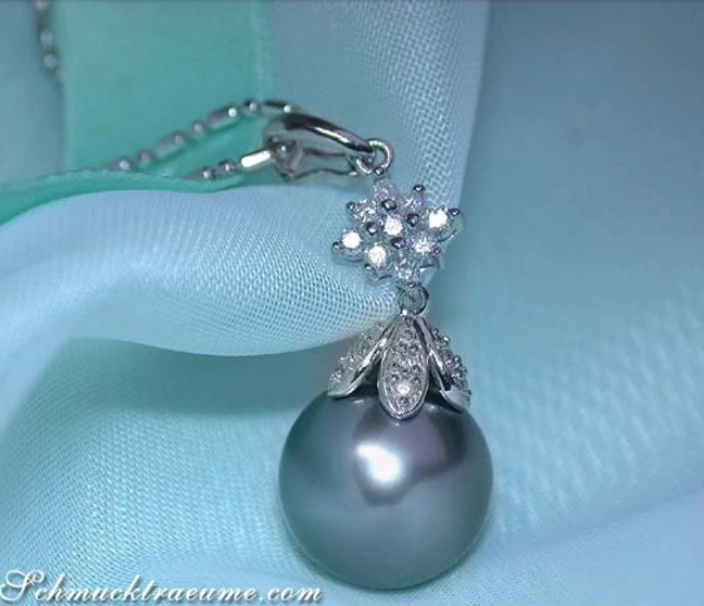 Weißgoldanhänger mit Tahitiperle und Diamanten, detailreich, elegantes Design Weißgoldanhänger mit Tahitiperle und Diamanten, detailreich, elegantes Design