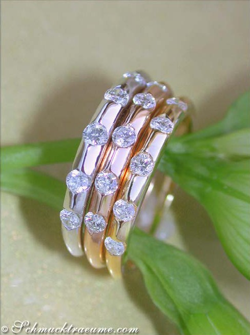 Detailaufnahme von drei Brillant-Ringen in Weiß-, Rosé- und Gelbgold 750