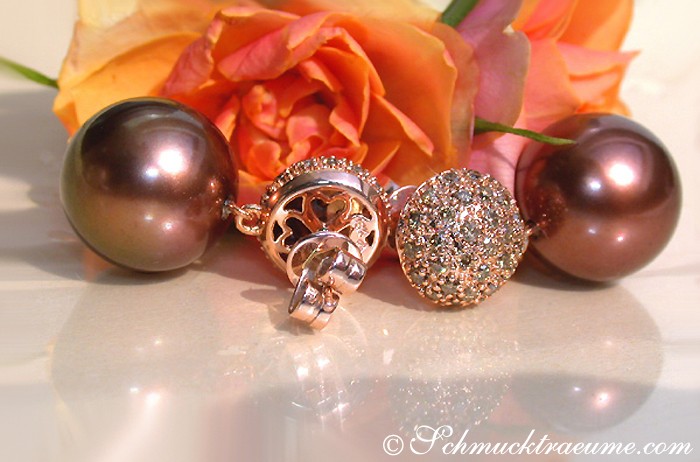 Bronze Tahitiperlen-Ohrringe mit naturbraunen Brillanten auf Rosenblüte