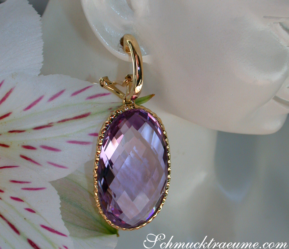 Goldener Amethyst-Ohrhänger mit feinen Strukturen auf weißem Hintergrund