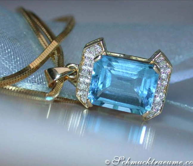 Blautopas-Anhänger mit Diamanten in Gelbgold 585, Detailaufnahme, elegant und zeitlos Blautopas-Anhänger mit Diamanten in Gelbgold 585, Detailaufnahme, elegant und zeitlos