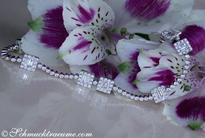 Blumenblüten mit Diamant-Armband auf weißem Hintergrund