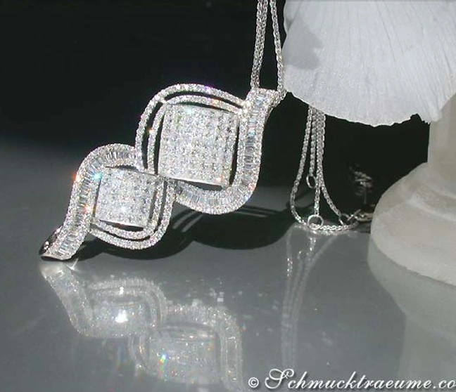 Prinzessendiamant-Anhänger mit Baguette- und Brillantschliff auf schimmernder Kette Prinzessendiamant-Anhänger mit Baguette- und Brillantschliff auf schimmernder Kette