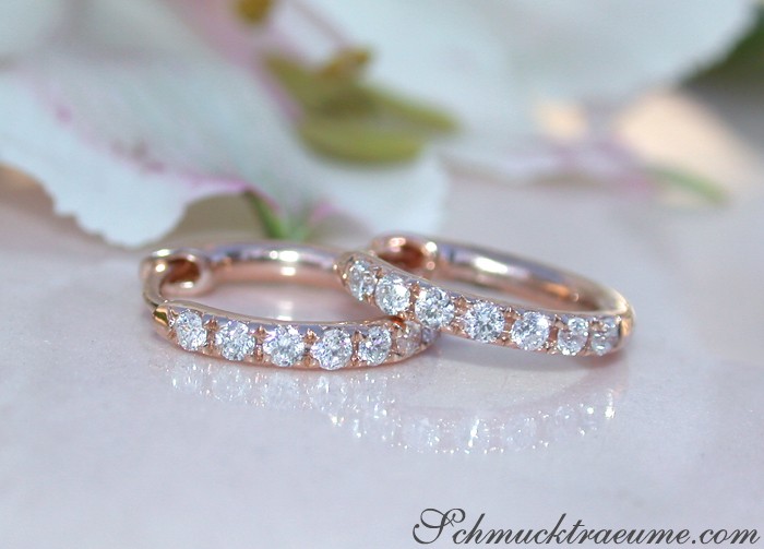 Zarte Roségold-Ohrstecker mit 1.160 Karat Brillanten, Detailaufnahme