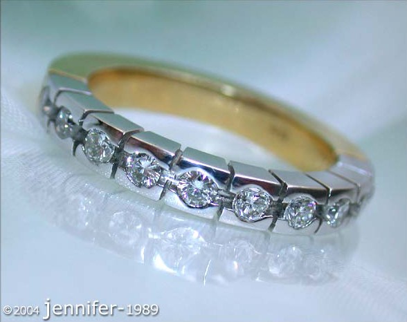 Goldener Diamanten-Halb-Memory-Ring mit 0.700 Karat TW VS, Detailaufnahme.