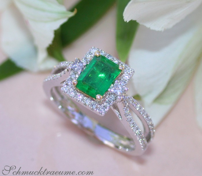 "Smaragd-Ring mit Diamantbesatz auf weißem Hintergrund