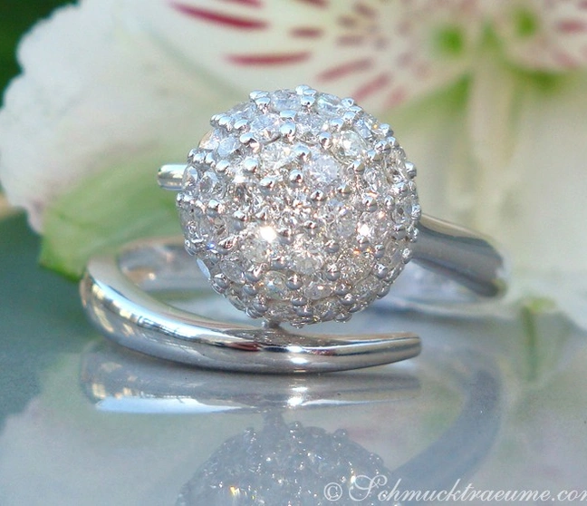 Kugelring mit Diamanten in Weißgold 585, detailreich, elegant, auf glänzender Oberfläche präsentiert Kugelring mit Diamanten in Weißgold 585, detailreich, elegant, auf glänzender Oberfläche präsentiert