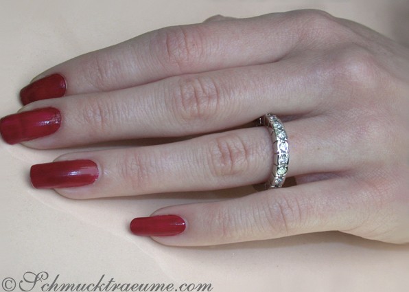 Schwerer Diamanten Memory Ring auf Hand getragen, roter Nagellack, Detailaufnahme