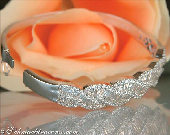 Diamant-Armreif aus Weißgold 750, detailreich, 229 Diamanten, auf Rosenblüte getragen