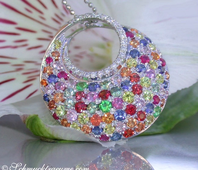 Rundes Regenbogen-Saphir-Anhänger mit Brillanten auf Blume Rundes Regenbogen-Saphir-Anhänger mit Brillanten auf Blume