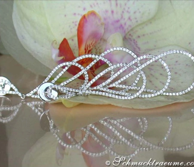 Längliche Brillant-Ohrringe im Tropfen-Stil auf Orchidee, femininer Charme, 750 Weißgold Längliche Brillant-Ohrringe im Tropfen-Stil auf Orchidee, femininer Charme, 750 Weißgold