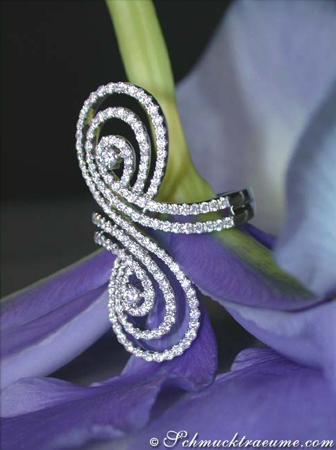 Weißgoldring mit Diamanten, spiralförmig, auf lila Blume getragen