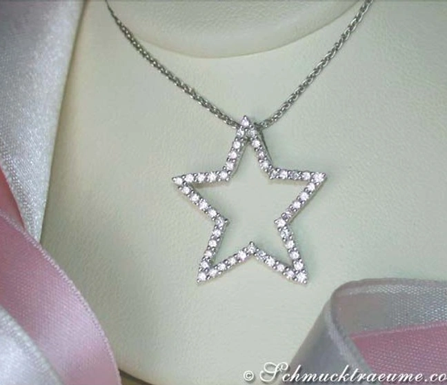 Strahlender Diamanten-Stern-Anhänger auf Kette, Detailaufnahme Strahlender Diamanten-Stern-Anhänger auf Kette, Detailaufnahme