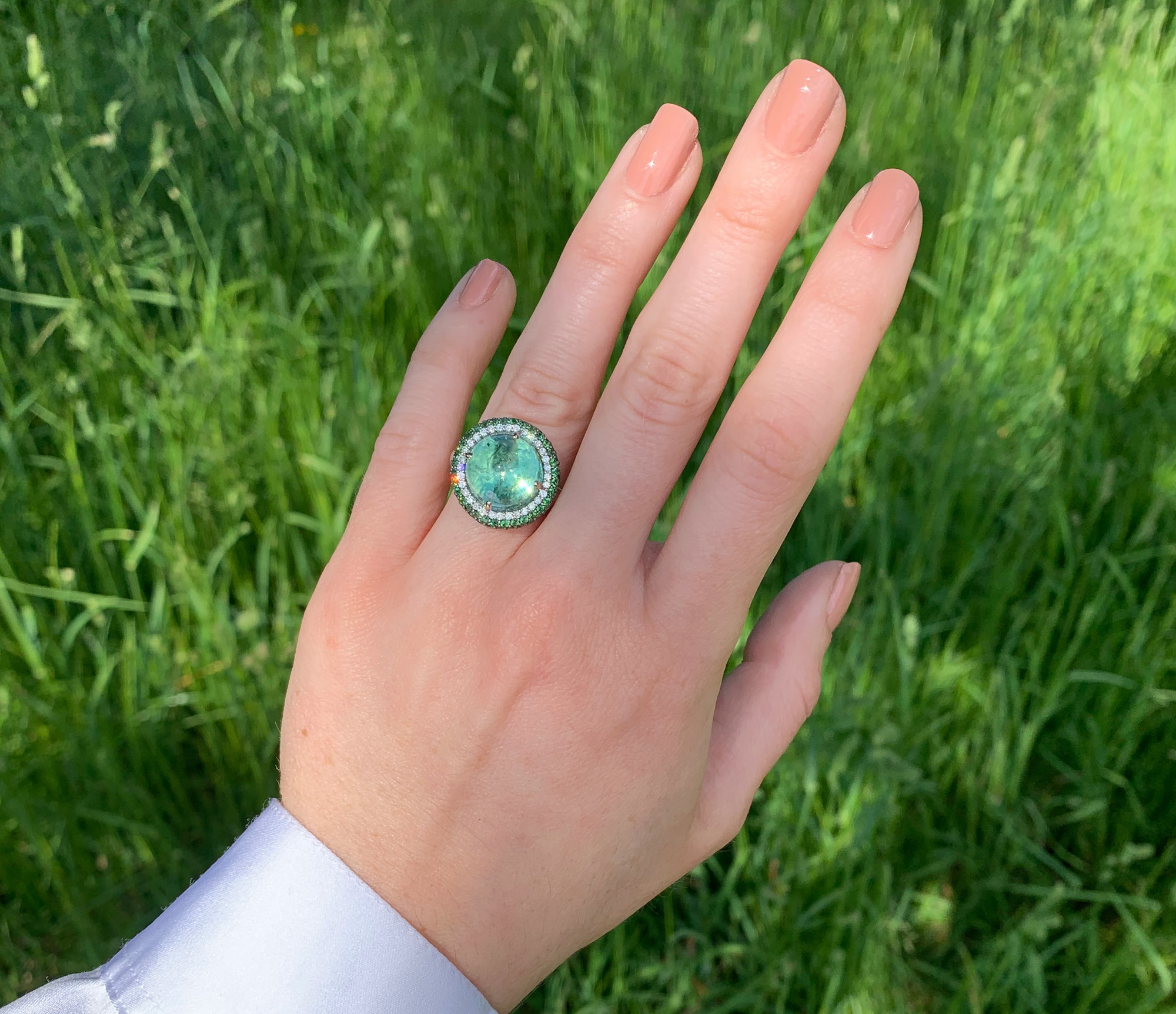 Hand mit Ring im Grünen: Minz-Turmalin mit Tsavorite und Brillanten in Weißgold 750