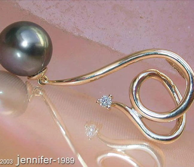 Gelbgold-Tahitiperlenanhänger mit Brillant, Detailaufnahme, zarte Linien, raffinierter Charme Gelbgold-Tahitiperlenanhänger mit Brillant, Detailaufnahme, zarte Linien, raffinierter Charme