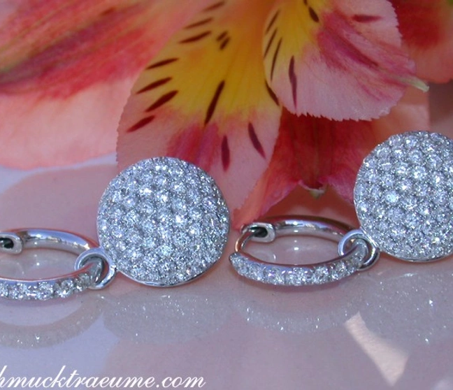 Weißgold-Ohrstecker mit 1.160 Karat Brillanten, Detailaufnahme, elegant, zart. Weißgold-Ohrstecker mit 1.160 Karat Brillanten, Detailaufnahme, elegant, zart.