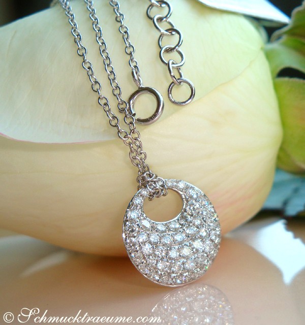 Detailansicht von Weißgold-585 Kreis-Anhänger mit Brillanten, auf Blütenblatt abgebildet