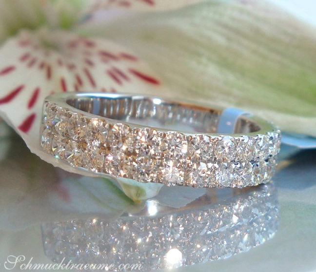 Edler Brillanten Memory Ring in Weißgold 750, detailreich, auf Blüte präsentiert Edler Brillanten Memory Ring in Weißgold 750, detailreich, auf Blüte präsentiert