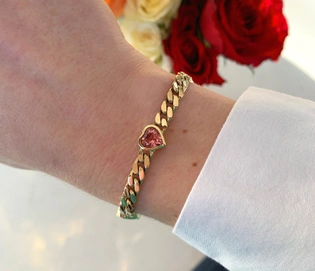 Goldener Panzerarmband mit rosa Turmalin-Herz, elegant und edel