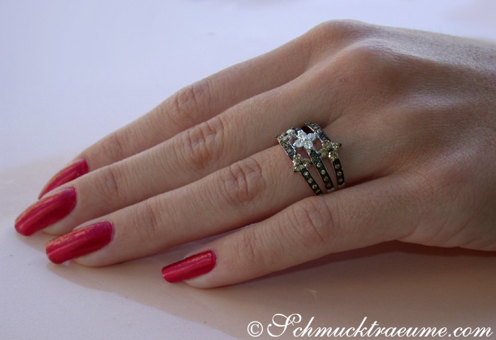 Blütenring aus Weißgold mit naturbraunen und weißen Diamanten