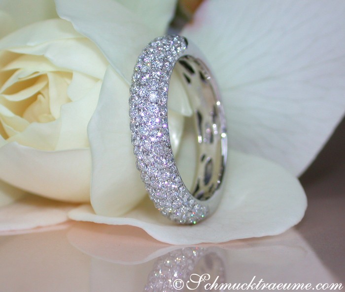 Weiße Diamant-Pavé-Ring in Weißgold, voller Brillanz, elegant und zeitlos.