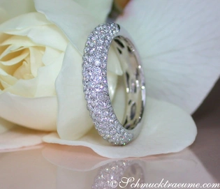 Weiße Diamant-Pavé-Ring in Weißgold, voller Brillanz, elegant und zeitlos.