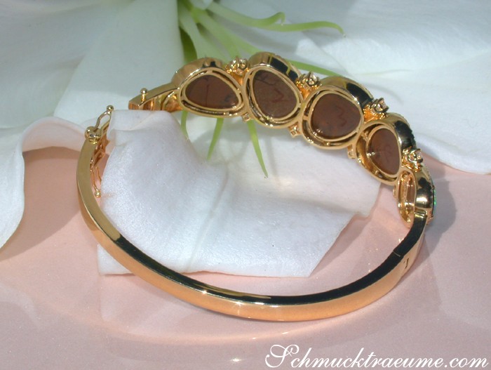 Goldener Boulder Opal-Armreif mit Brillanten auf weißem Tuch