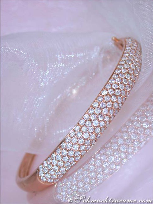 Klassischer Diamantenarmreif in Roségold, detailreich, elegant getragen