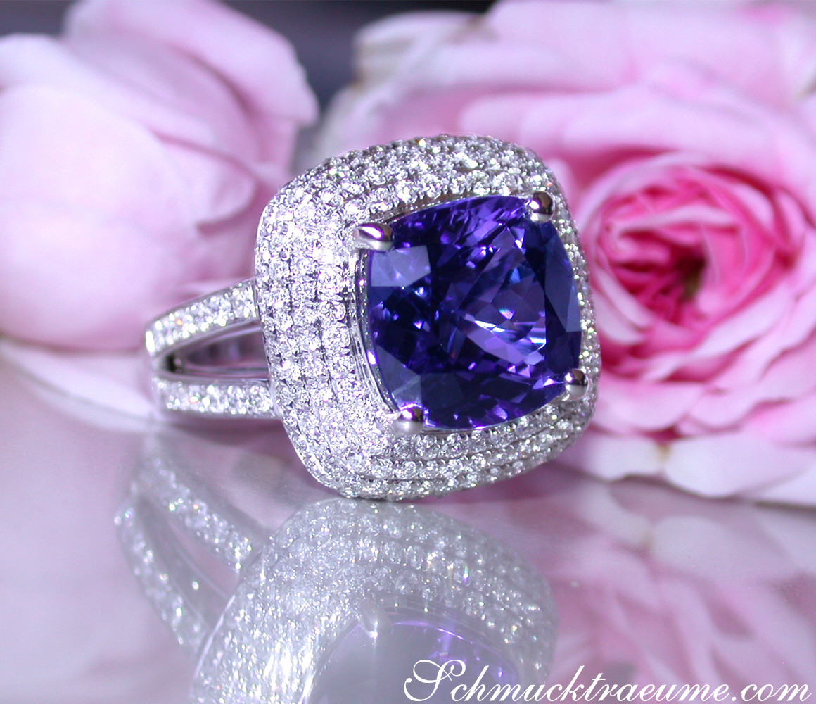 Weißgold-Ring mit Tansanit und Diamanten im Carré-Design