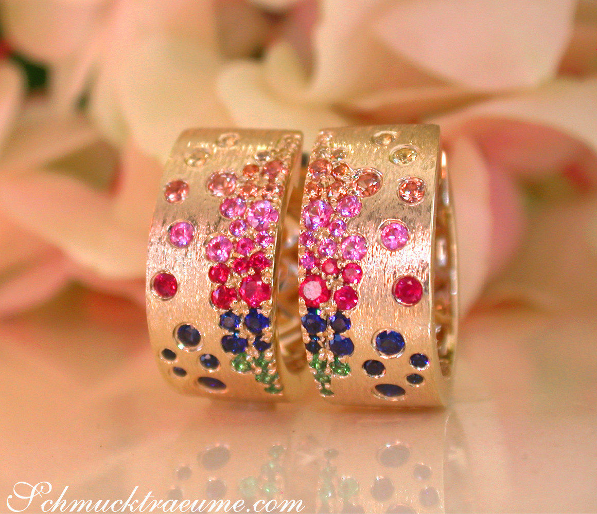 Gelbgold-Ohrringe mit funkelnden Saphiren, Rubinen und Tsavorites, detailreich, satiniert, elegant.