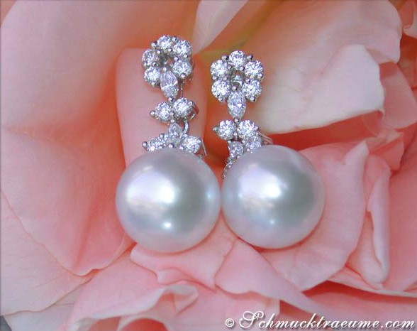 Südseeperlen-Ohrstecker mit Diamanten auf Rosenblüte