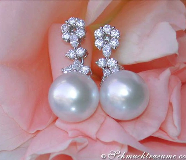 Südseeperlen-Ohrstecker mit Diamanten auf Rosenblüte Südseeperlen-Ohrstecker mit Diamanten auf Rosenblüte