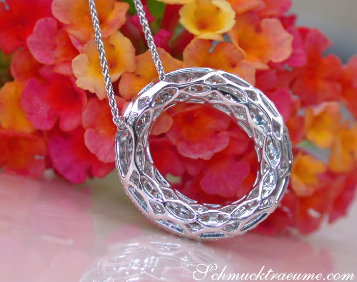 Silberner Kreis-Anhänger mit Brillanten vor Blütenhintergrund