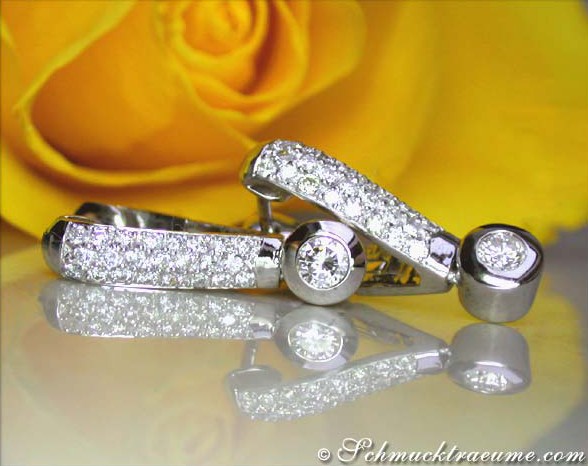 Raffinierte Brillant-Ohrstecker auf Rosenblüte, elegant und zeitlos.